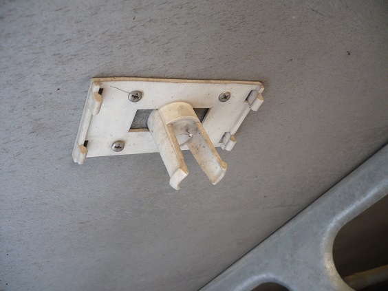 en plastique fixée par 4 vis -L11cm-l 6,5cm h 5 cm.JPG