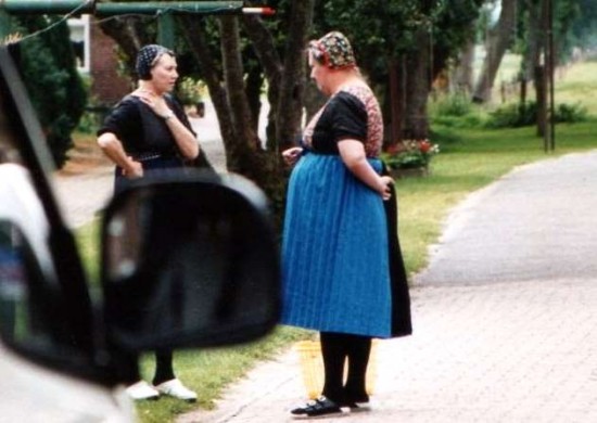 STAPHORST femmes en train de bavarder - Photo Mjo Scanner-Epson034-2.jpg