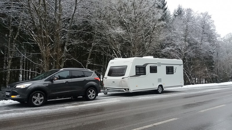 caravane dans la neige.jpg