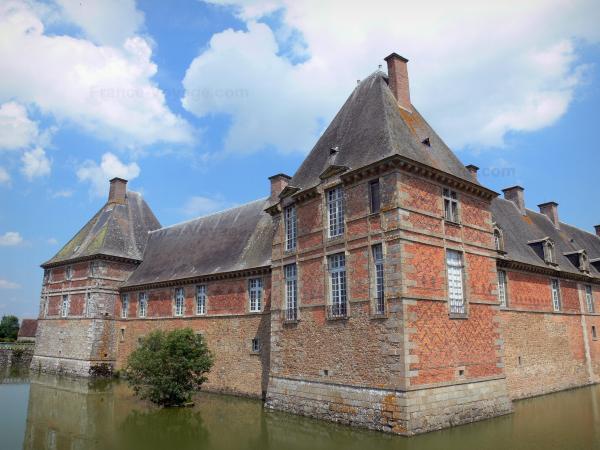 chateau-carrouges-19123_w600.jpg