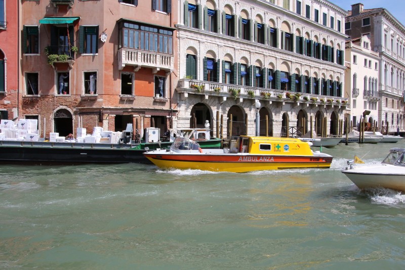 IMG_0516 copie.JPG AMBULANCE jaune Venise.JPG