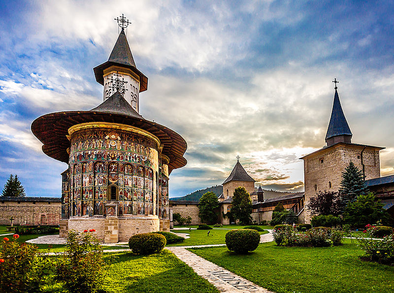 Biserica_si_curtea_manastirii_Sucevita.jpg
