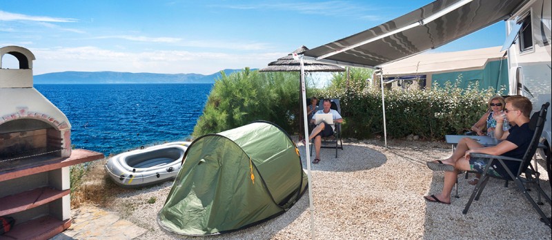 camping-marina-luxury-pitch-light.jpg