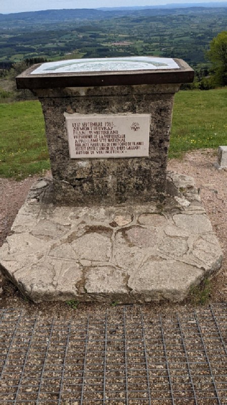 Mont Beauvray, plaque commémorative.jpg