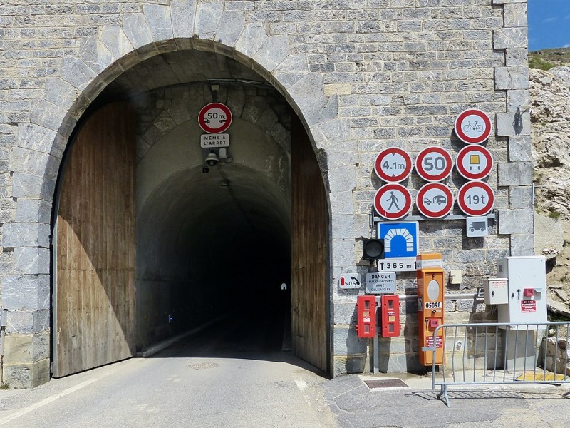 1024px-Signalisation_routière_entrée_sud_tunnel_du_Galibier.jpg