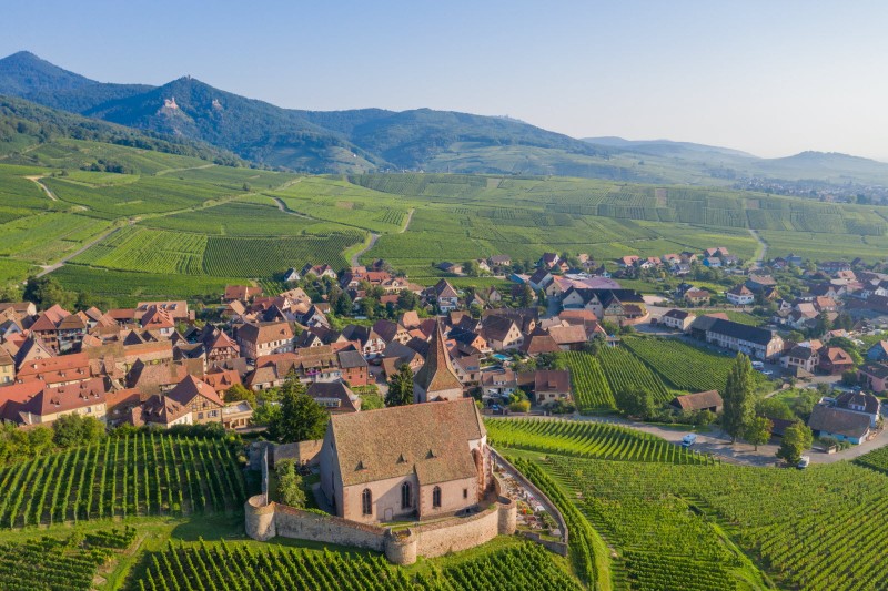 le-village-est-entoure-par-les-vignes-photo-quentin-gachon-office-de-tourisme-du-pays-de-ribeauville-et-riquewihr-1611309713.jpg