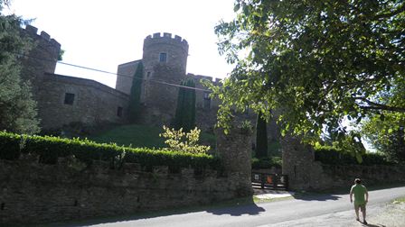w22St Château Chouvignyl vallée Sioule.jpg